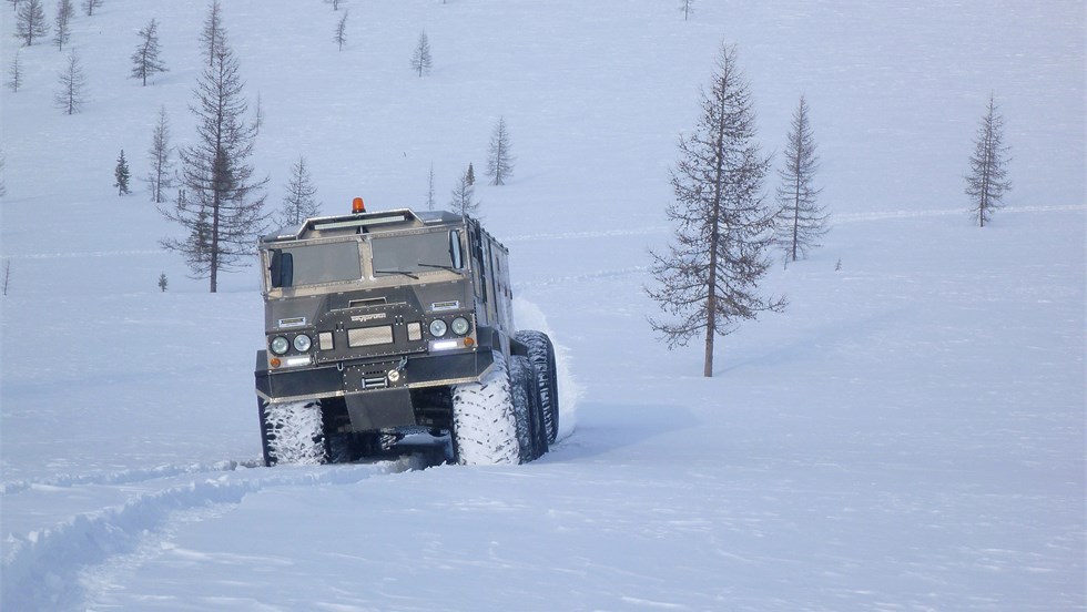 Вперше на колісних автомобілях Північний полюс досягли учасники Морський льодової автомобільної експедиції під керівництвом Василя Єлагіна