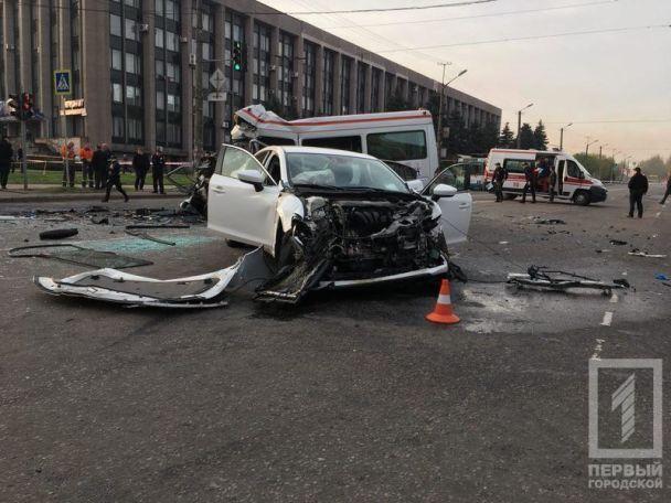 За словами свідків, у момент ДТП світлофор горів в черговому режимі миготливим жовтим