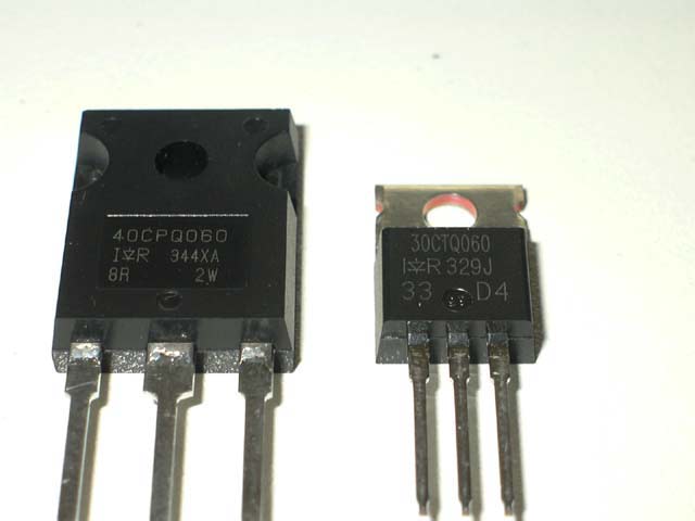 Вони значно менше нагріваються, хоча і біполярна пара транзисторів 2SC2335 в БП на фото (лівий радіатор) теж непогано працює