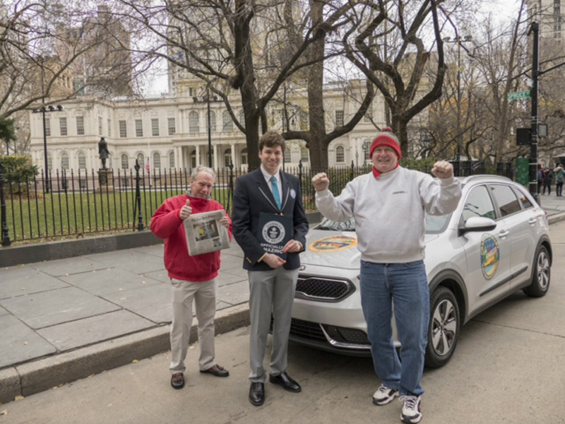 Прибувши до міської адміністрації Нью-Йорка (New York City Hall), кросовер Kia Niro офіційно потрапив в «Книгу рекордів Гіннеса» завдяки найменшій витраті палива, продемонстрованому гібридним автомобілем під час подорожі від одного узбережжя США до іншого