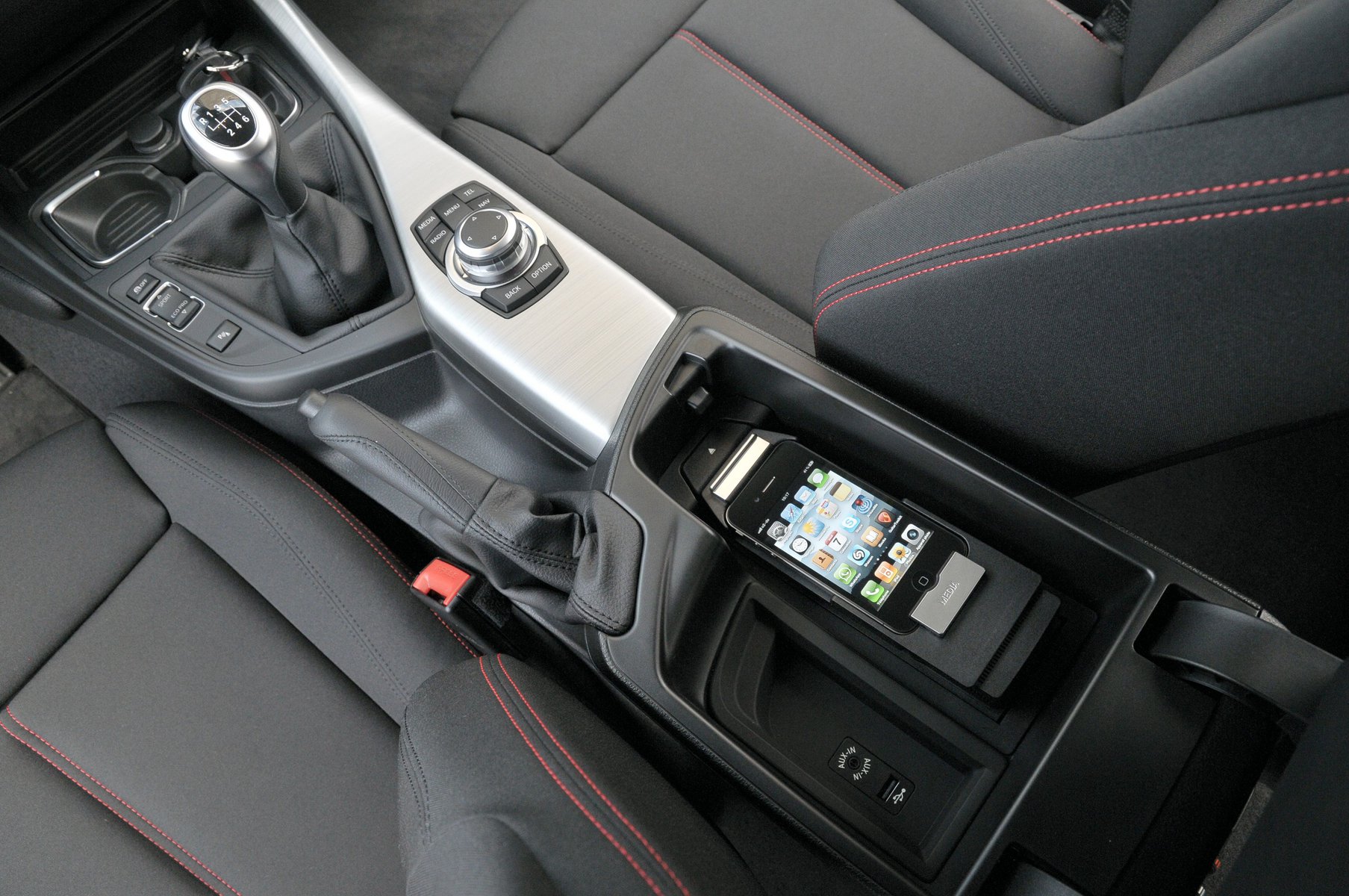 iPhone в автомобілі: глибока інтеграція