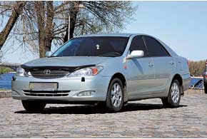 Camry представлена ​​найбільш поширеними 4-дверними седанами і рідкісними в Україні стильними купе і кабріолетами, призначеними для ринку США