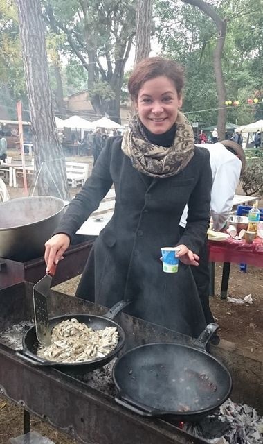 Нещодавно чиновниця пригощала одеситів бургерами власного приготування на фестивалі вуличної їжі, а волонтери поскаржилися, що місяцями не можуть домогтися з нею зустрічі