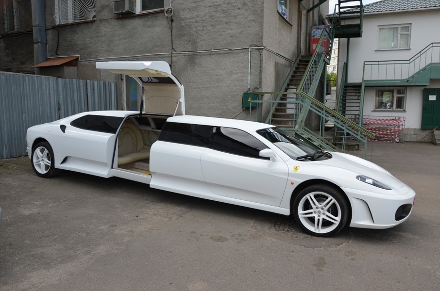 На окрему увагу заслуговують лімузин Ferrari і лімузин Lamborghini Reventon, оренда яких в Україні коштує близько 1000 гривень на годину