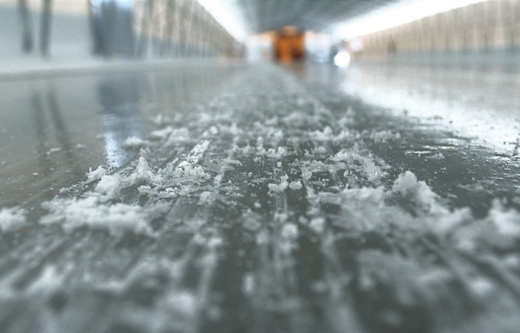 Щоб крижана стружка від роботи шипів не погіршує зчіпні властивості під час випробувань на льодових трасах, тестовий автомобіль оснащений спеціальними скребками, очищають лід