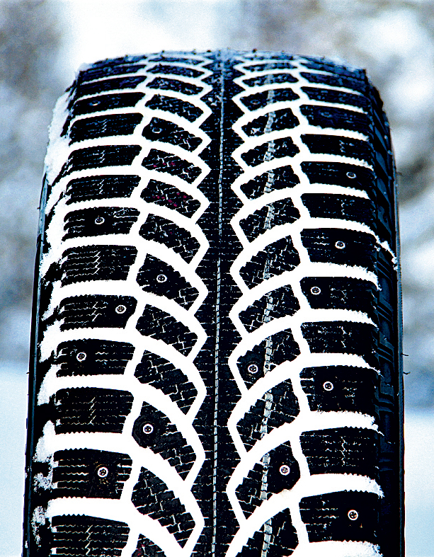 Шина Bridgestone Blizzak Spike-01 чіпляється за лід гірше, ніж преміум-конкуренти, а при маневрах вище схильність до зносу і гірше коригується траєкторія