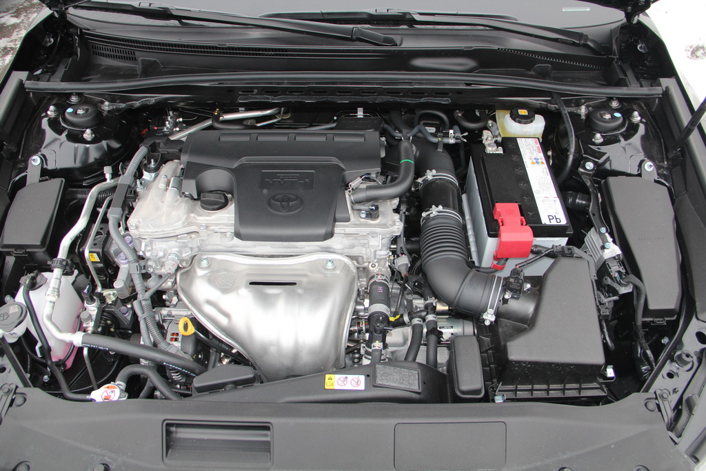 В Україні нова Toyota Camry 2018 пропонується тільки зі знайомим бензиновим 2,5-літровим 181-сильним атмосферним мотором