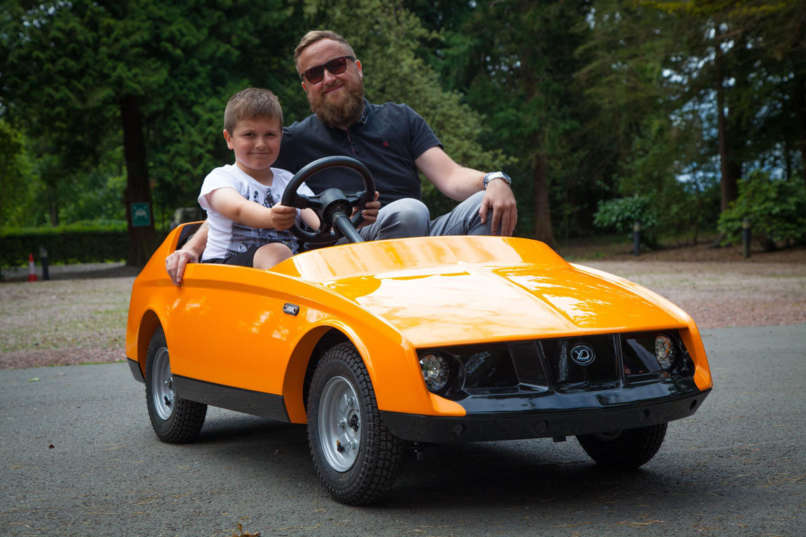 Якщо ж батьки захочуть зайнятися самостійним навчанням дитини, компанія Young Driver готова зробити навчальний автомобіль для особистого використання за 5750 фунтів стерлінгів