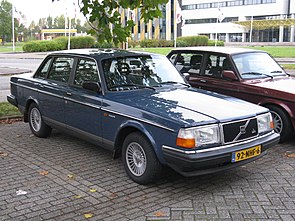 Volvo серії 200   Виробник   Volvo Cars   роки виробництва   1974   -   +1993   (Європа)   1974   -   тисяча дев'ятсот вісімдесят п'ять   (Канада)   1 983   -   +1993   (Малайзія)   Всього випущено 2 862 053 прим