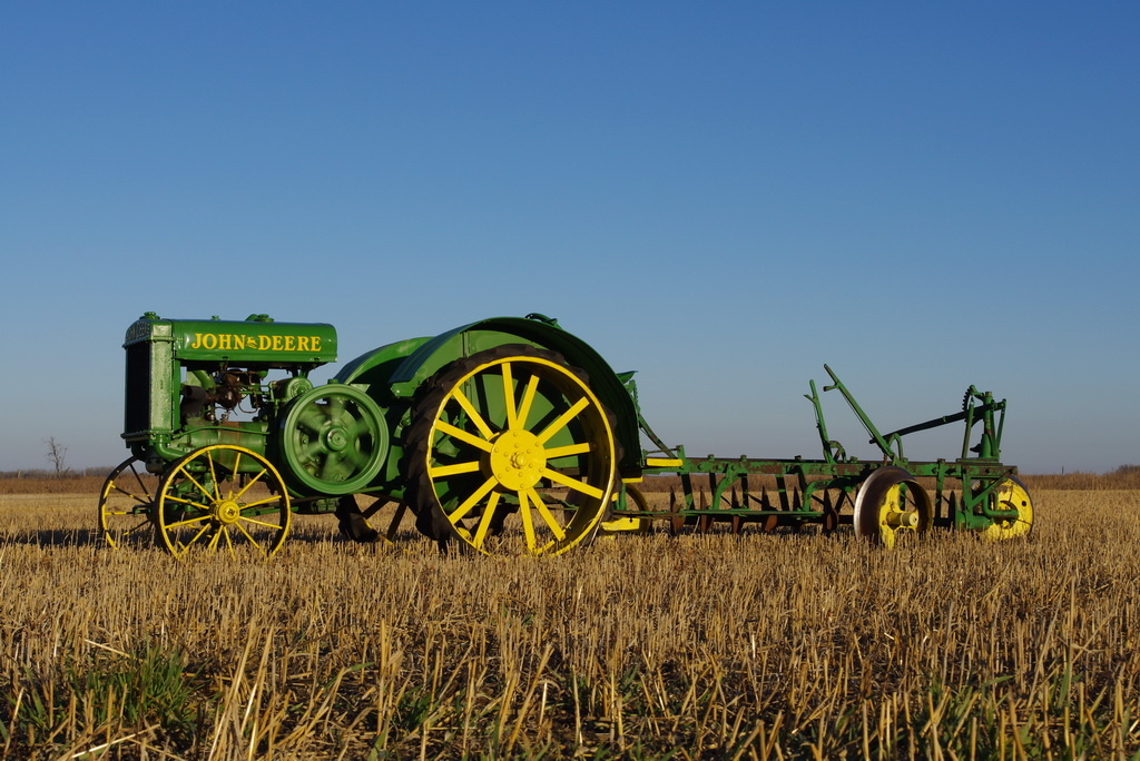 Презентація першого трактора John Deere Waterloo Boy відбулася в серпні 1918 року на Національній виставці тракторів в місті Селайна, штат Канзас