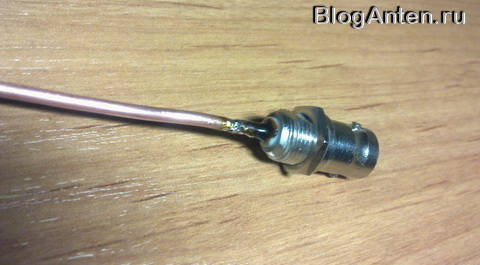 Припаявши один кінець дроту до конектора, потрібно від його заснування відміряти 61 мм і зробити кільце, як показано на фото: