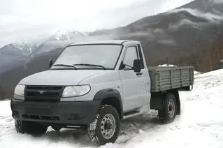 УАЗ Cargo (зліва) і вантажопасажирська модифікація «санітарки» - УАЗ 39625