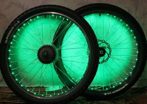 Колеса велосипеда, підсвічені світлодіодною стрічкою, завжди виглядають шикарно, встановивши таку підсвічування, ви точно виділитеся на вулиці