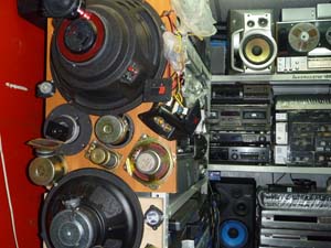 На стелажах зустрічаються касетні магнітофони і мікшери, а також видеомагнитафона