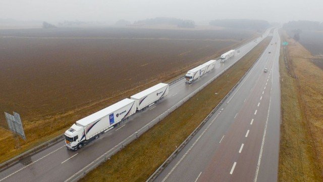 Автоколона безпілотних вантажівок недавно завершила демонстрацію в Європі, проїхавши кілька тисяч кілометрів і минувши кілька державних кордонів практично без людської участі