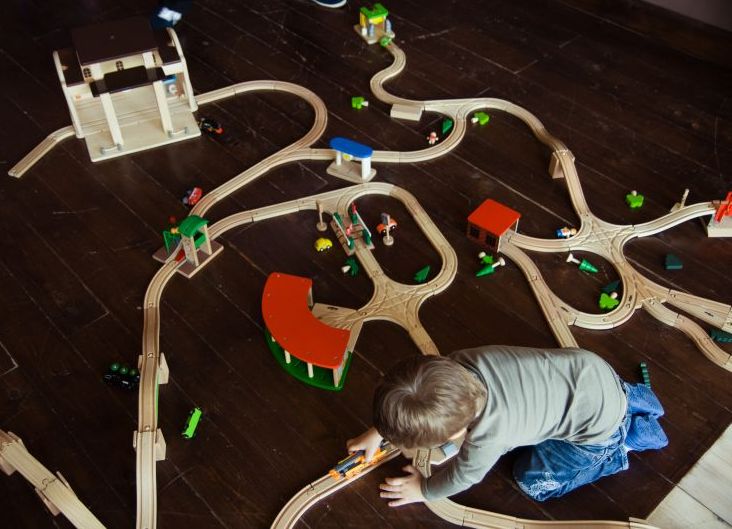 Серед іграшкових залізниць дерев'яні займають особливе становище