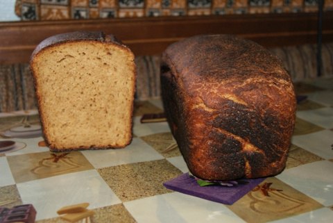 Хліб вийшов дуже смачний, чорний з'їли за 2 дні, і вчора ввечері вирішила поставити хліб на сухарях