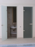 Скляні двері у ванну або душ встановлені, напевно, в кожній другій квартирі