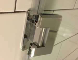 Якщо скляні дверцята душової матиме вагу більше передбаченого в характеристиках, то це загрожує просіданням петель і перекосом панелей, що помітно зіпсує дизайн душової кабіни і може привести до її повного руйнування