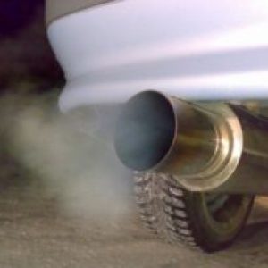 Існує велика кількість симптомів, які вказують на несправність двигуна внутрішнього згоряння автомобіля, і найбільш «яскравим» з них можна назвати «стрілянину» в глушник