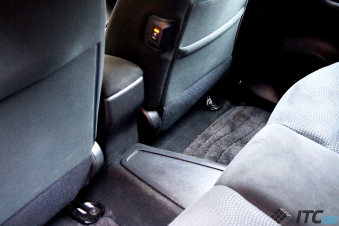 Однак він не відчуває сорому на задньому сидінні Nissan Leaf: місця для колін і над головою досить, двері відкриваються широко і отвір великий - цілком сімейний автомобіль