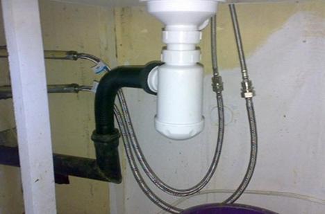 Всі сантехнічне обладнання підключається до водопровідних труб шлангами жорсткої або гнучкої підводки
