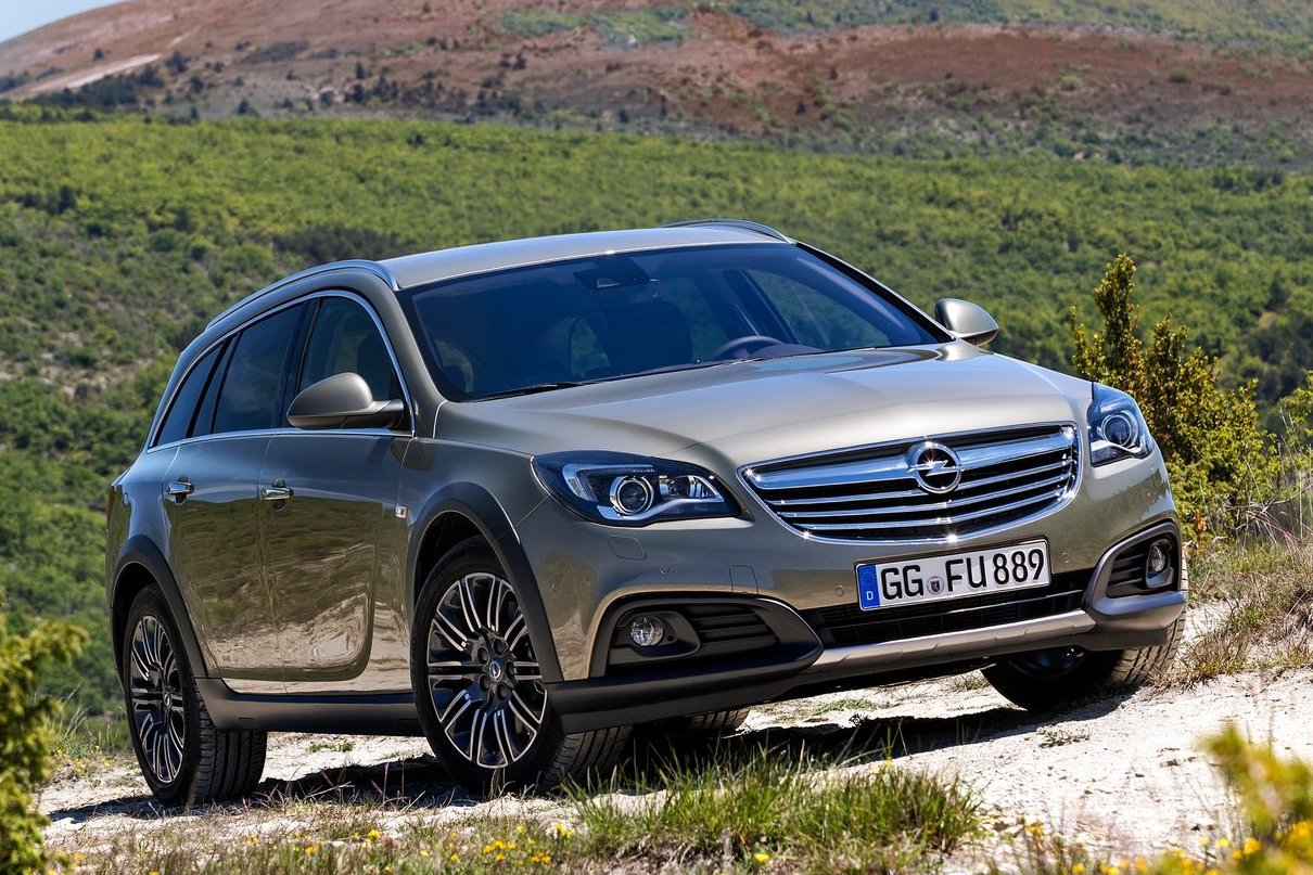 Про те, чим ще відрізняється псевдовнедорожний універсал Opel Insignia від свого стандартного побратима, - в статті «  Перший опель на селі »