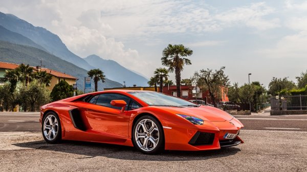 У мережі з'явився ролик з дорогим італійським суперкаром Lamborghini, який на високій швидкості пронісся по федеральній автодорозі М4 «Дон»