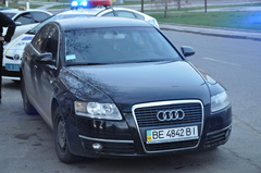 У центрі Миколаєва ввечері 28 березня співробітники патрульної поліції після погоні затримали автомобіль «Audi А6», водій і пасажири якого, ймовірно, перебували в стані алкогольного сп'яніння