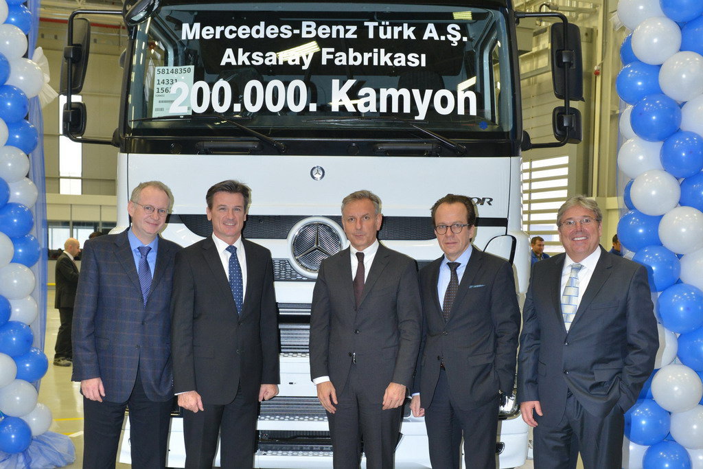 Початок грудня ознаменувався видатною подією на турецькому заводі Mercedes-Benz в місті Стамбул - тут був випущений ювілейний вантажівка з порядковим номером 200 000