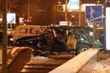 В результаті зіткнення в центрі Донецька автомобілів ВАЗ і Toyota Land Cruiser Prado джип, в якому знаходилося сім дівчат, вилетів на тротуар і перекинувся