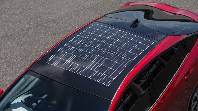 Завдяки сонячним батареям, які передають електроенергію безпосередньо на акумулятор, автомобіль може збільшити відстань, пройдену на одному заряді батареї, на 3 - 6 км в залежності від сезону