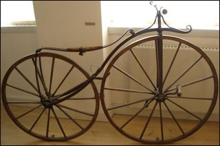 Саме П'єра Лалмана найчастіше незаслужено вважають винахідником велосипеда, так як зовні його велосипед більше схожий на свого сучасно го нащадка, ніж винахід незаслужено відсуваються на другий план Карла Дреза
