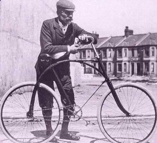 Велосипед, на превеликий подив тих часів, мав ланцюговою передачею на заднє колесо і однаковими за розміром колесами