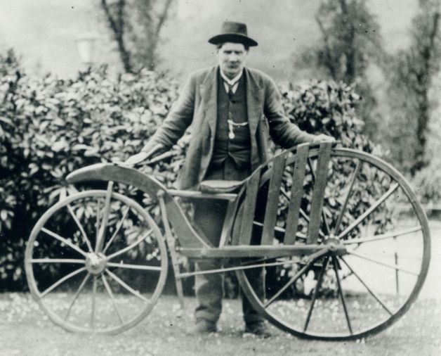 Він додав педалі, які за допомогою важелів з'єднувалися з заднім колесом