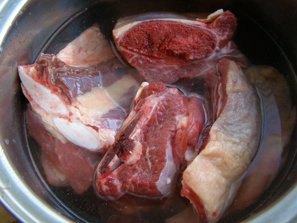 Кулінари вважають, що в ці моменти з м'яса йдуть некорисні речовини, яким могли його накачати недобросовісні продавці