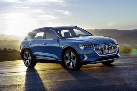 Сьогодні рано вранці німецький автовиробник Audi провів довгоочікувану презентацію свого першого серійного електромобіля Audi e-tron
