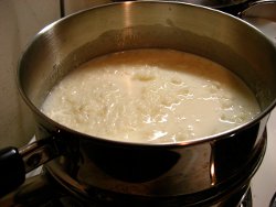 Якщо при приготуванні рисової каші використовувати тільки молоко, то каша буде варитися довго і з'являться великі шанси підгоріти, та й калорійність її значно підвищиться