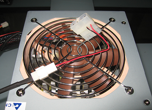 Головними джерелами шуму в комп'ютері є мотори і обертові деталі, такі як жорсткий диск, вентилятори охолодження корпусу, процесора і блоку живлення
