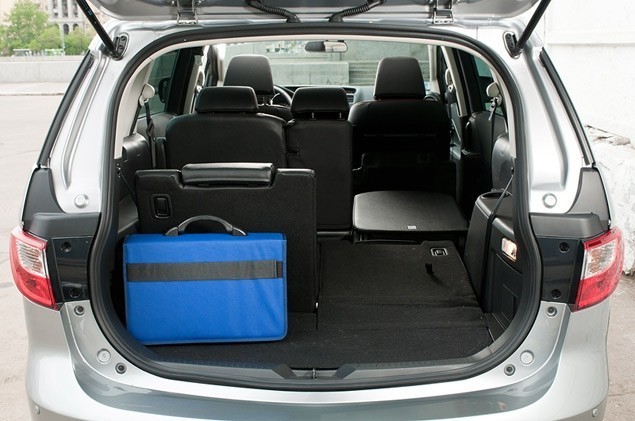 При піднятих сидіннях третього ряду обсяг багажника Mazda5 виходить зовсім крихітний - 158 літрів
