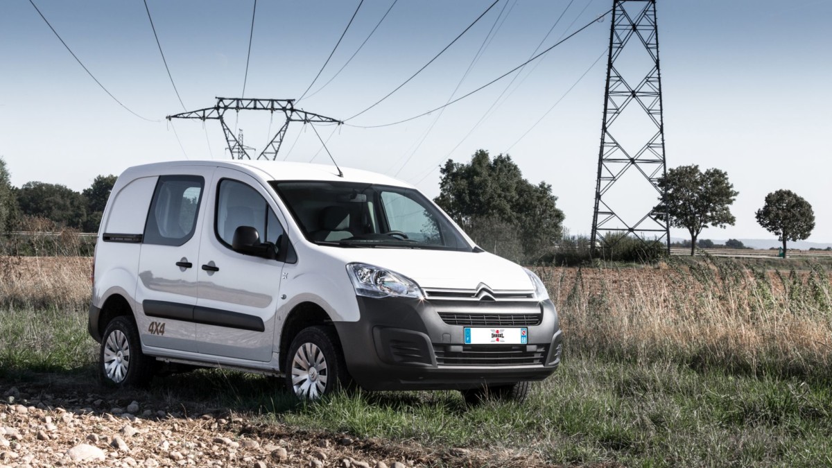 Починаючи з січня 2018 року, CITROЁN підсилює свої позиції в сегменті спеціалізованих автомобілів, пропонуючи українським клієнтам повнопривідні версії відомих пасажирських і комерційних моделей: Berlingo, SpaceTourer, Jumpy, Jumper