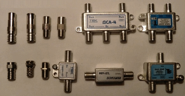 O primeiro é usar conectores “F”, e o segundo é usar um “divisor” para possíveis conexões adicionais a vários dispositivos