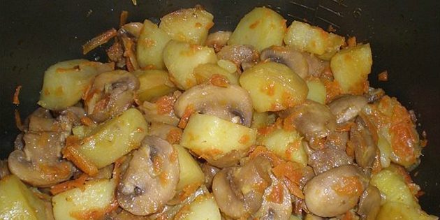 Картопля, тушкована з куркою і грибами в мультиварці