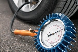 Тиск в шинах слід перевіряти не рідше одного разу на два тижні або після кожні 2 000 км