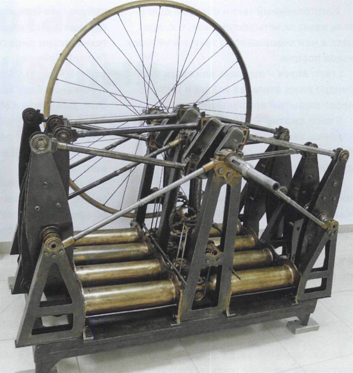 До 1883 року двигун був побудований, його випробування і доведення тривали до 1885 року