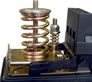 Реле тиску простої конструкції вдає із себе невеликий прилад, який забезпечений штуцером для підключення до водопровідної труби і клемной групою для підключення електричних кабелів