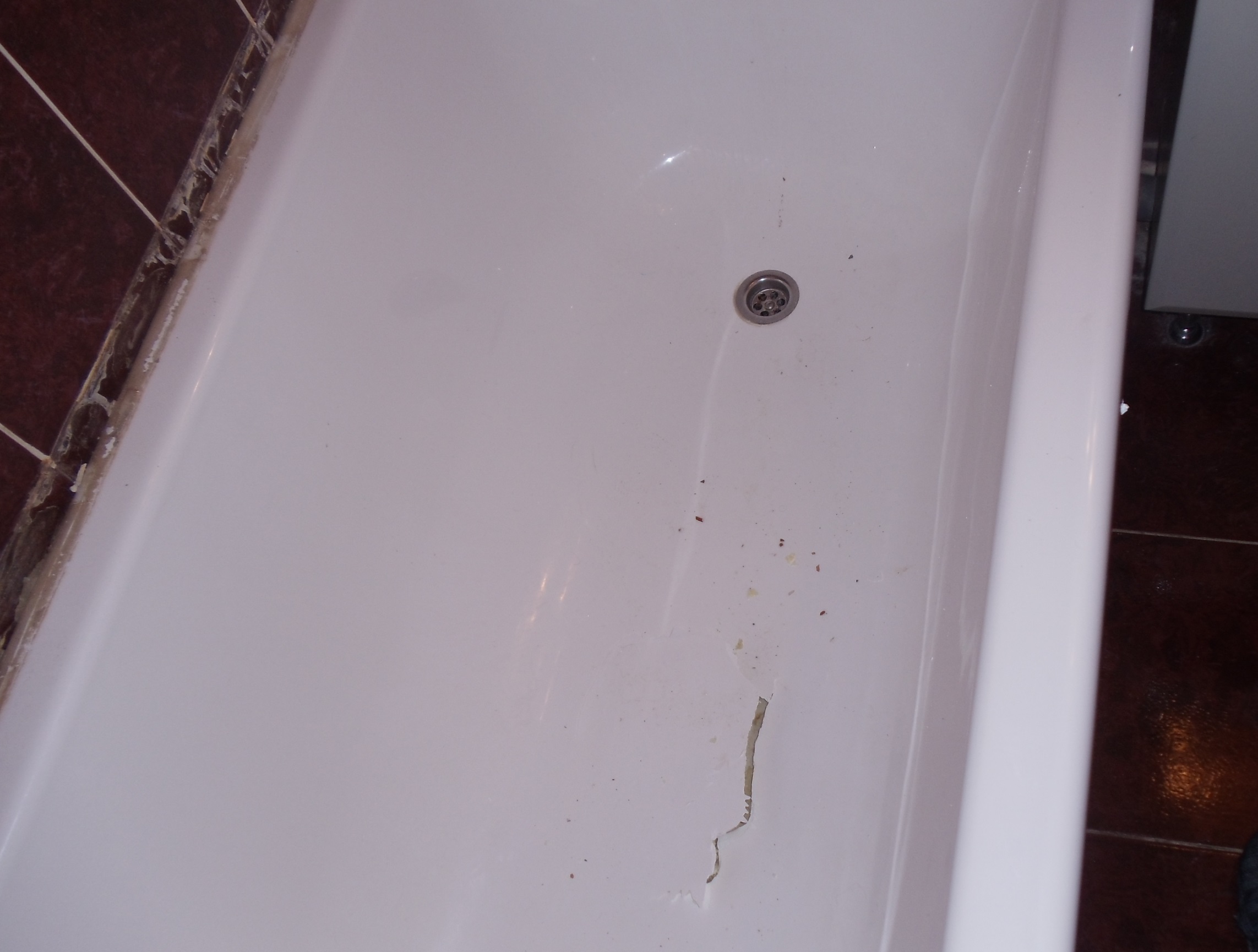 тріщини на   ванні з акрилу   найчастіше з'являються через падіння важких предметів