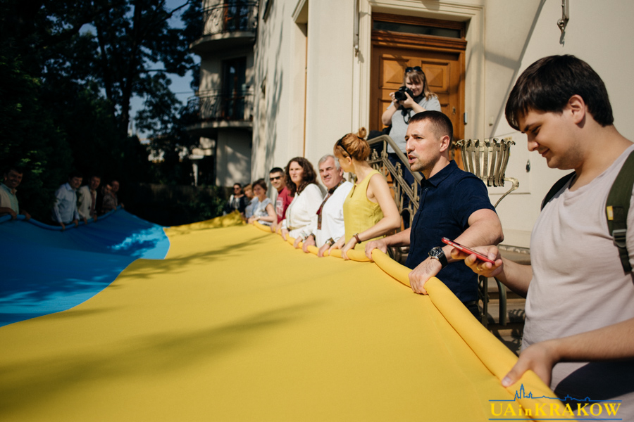 На території Генерального консульства України відбувся флешмоб, під час якого українці розгорнули найбільший жовто-блакитний прапор в Кракові, повідомляє   UA in Krakow