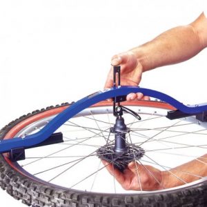 Конструктивна деталь колеса велосипеда, яка за технічними характеристиками є стрижнем, що з'єднує маточину і обід, називається спицею