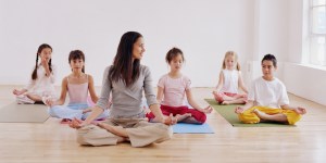 Крім зміцнення балансу, сили і витривалості йога також дає психологічні переваги для дітей